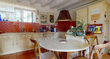 Belle propriété en pierre, sur les hauteurs de la vallée de la Dordogne–Périgord noir