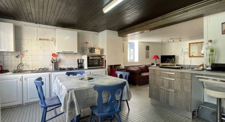 Ensemble de deux maisons à restaurer sur les hauteurs d'un village avec commerces.