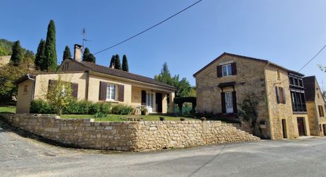Ensemble de deux maisons proches des commerces