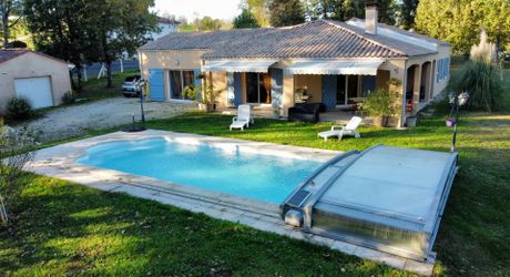 Maison de plain pied, 4 chambres, piscine à 2,5 km des commerces.