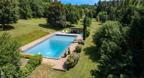 Chartreuse du XVII ème avec loft et piscine sur 7 ha de bois et jardins.