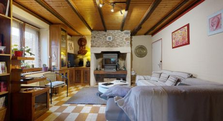 Maison en pierres de trois chambres à proximité d'un village avec commerces.