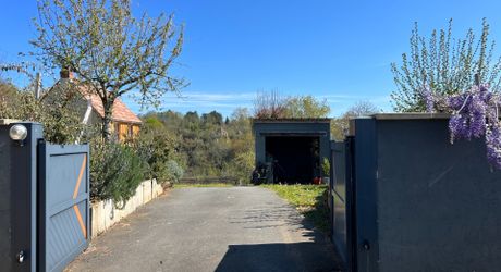 Aux portes de Sarlat, ensemble de deux maisons anciennes en pierres dont une à terminer sur Grand terrain de 5680m2