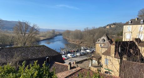 Ancien hôtel / restaurant avec vue imprenable sur la rivière 