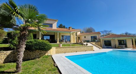 Maison contemporaine avec VUE imprenable, piscine et terrain de 6920m2