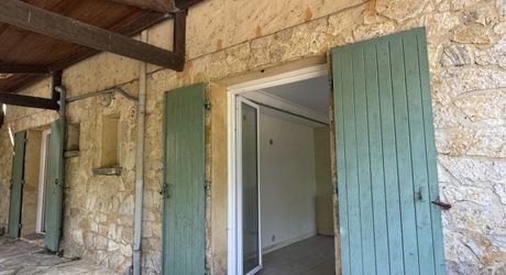 Ensemble immobilier avec maison, deux logements indépendants, atelier et piscine