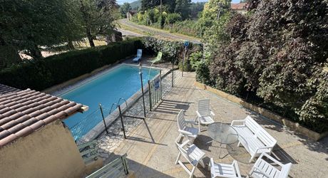 Ensemble immobilier avec maison, deux logements indépendants, atelier et piscine
