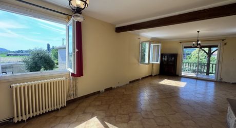 Ensemble immobilier avec maison, deux logements indépendants, atelier et piscine