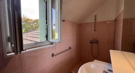 Ensemble immobilier avec maison, deux logements indépendants, atelier et piscine