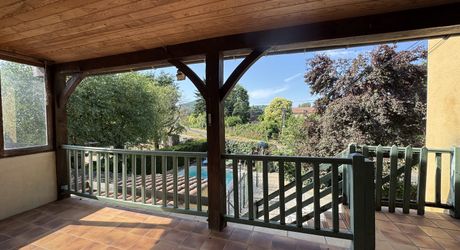 Ensemble immobilier avec maison, deux logements indépendants, atelier et piscine