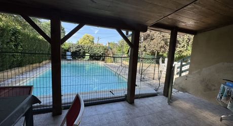 Ensemble immobilier avec maison, deux logements indépendants, atelier et piscine