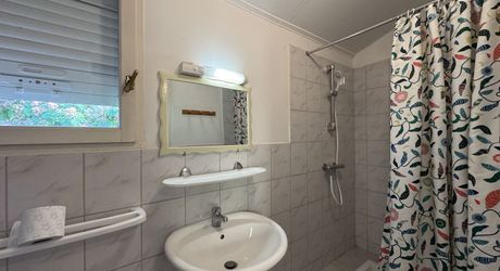Ensemble immobilier avec maison, deux logements indépendants, atelier et piscine