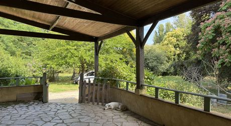 Ensemble immobilier avec maison, deux logements indépendants, atelier et piscine