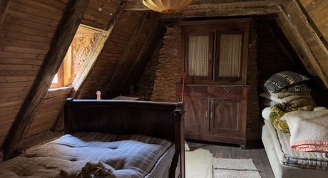 Très bel ensemble périgourdin aux toitures de lauzes a restaurer.