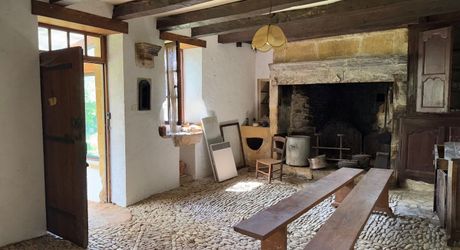 Très bel ensemble périgourdin aux toitures de lauzes a restaurer.