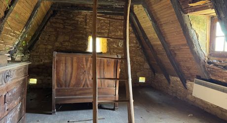 Très bel ensemble périgourdin aux toitures de lauzes a restaurer.