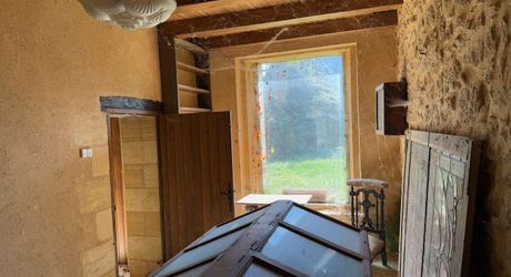 Très bel ensemble périgourdin aux toitures de lauzes a restaurer.