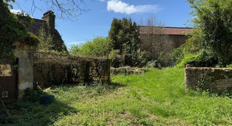 Très bel ensemble périgourdin aux toitures de lauzes a restaurer.