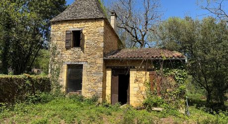 Très bel ensemble périgourdin aux toitures de lauzes a restaurer.