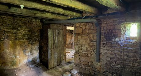 Très bel ensemble périgourdin aux toitures de lauzes a restaurer.