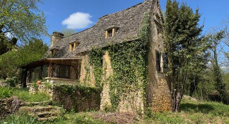 Très bel ensemble périgourdin aux toitures de lauzes a restaurer.