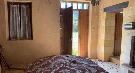 Très bel ensemble périgourdin aux toitures de lauzes a restaurer.