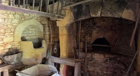 Très bel ensemble périgourdin aux toitures de lauzes a restaurer.