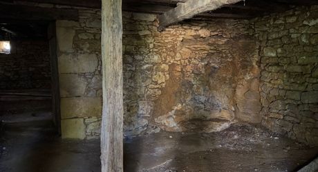 Très bel ensemble périgourdin aux toitures de lauzes a restaurer.