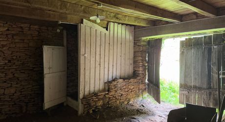 Très bel ensemble périgourdin aux toitures de lauzes a restaurer.