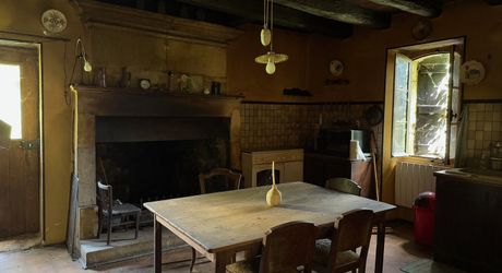 Très bel ensemble périgourdin aux toitures de lauzes a restaurer.