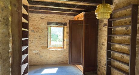 Très bel ensemble périgourdin aux toitures de lauzes a restaurer.