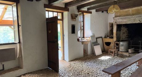 Très bel ensemble périgourdin aux toitures de lauzes a restaurer.