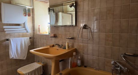 Très bel ensemble périgourdin aux toitures de lauzes a restaurer.