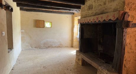 Très bel ensemble périgourdin aux toitures de lauzes a restaurer.