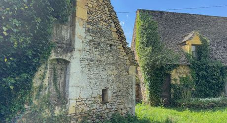 Très bel ensemble périgourdin aux toitures de lauzes a restaurer.