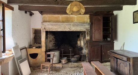 Très bel ensemble périgourdin aux toitures de lauzes a restaurer.