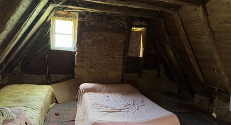 Très bel ensemble périgourdin aux toitures de lauzes a restaurer.