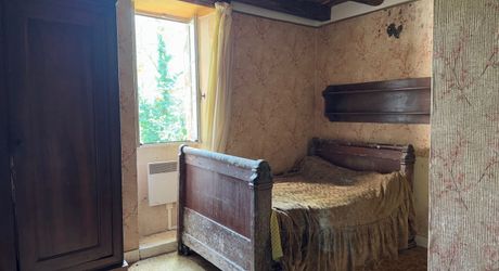 Très bel ensemble périgourdin aux toitures de lauzes a restaurer.