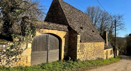 Très bel ensemble périgourdin aux toitures de lauzes a restaurer.