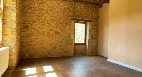 Maison à louer sur la commune de Castels. 