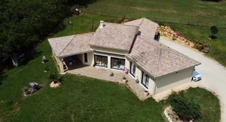 Maison de plain-pied de trois chambres surplombant la vallée de la dordogne