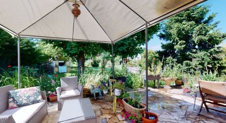 Charmante maison en pierre au style architectural avec gîte et piscine dans le Sarladais