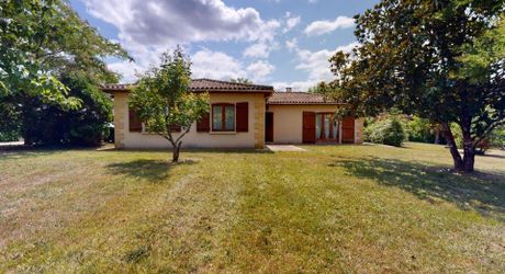 VUE IMPRENABLE sur la vallée de la Dordogne pour cette maison de plain pied, Garage et piscine.