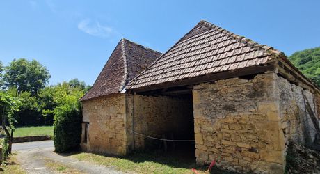 Propriété de charme avec dépendances, piscine et jardin dans un hameau.
