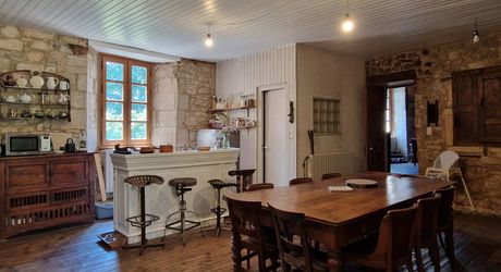 Propriété de charme avec dépendances, piscine et jardin dans un hameau.