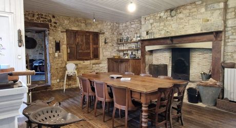 Propriété de charme avec dépendances, piscine et jardin dans un hameau.
