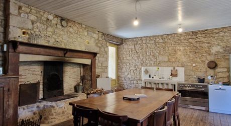 Propriété de charme avec dépendances, piscine et jardin dans un hameau.
