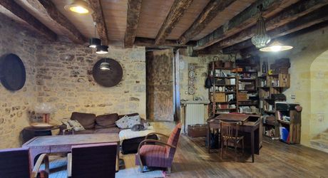 Propriété de charme avec dépendances, piscine et jardin dans un hameau.