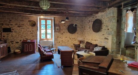 Propriété de charme avec dépendances, piscine et jardin dans un hameau.