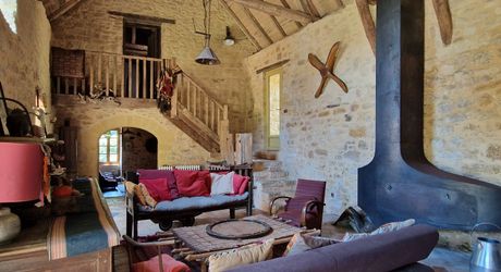 Propriété de charme avec dépendances, piscine et jardin dans un hameau.